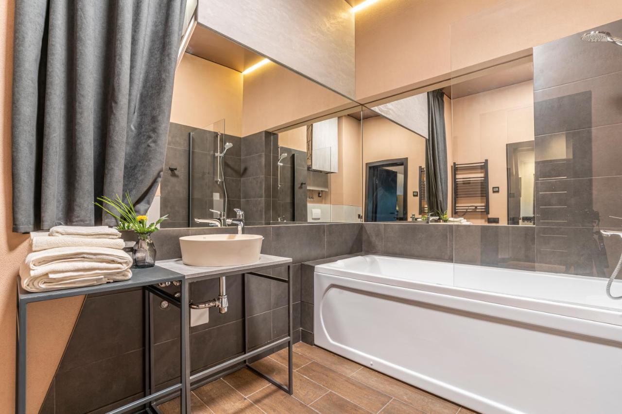 Luxury Across Arena Complex شقة كييف