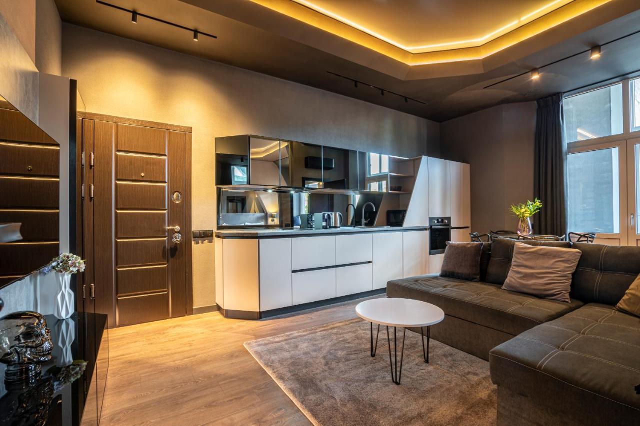Luxury Across Arena Complex Apartment *