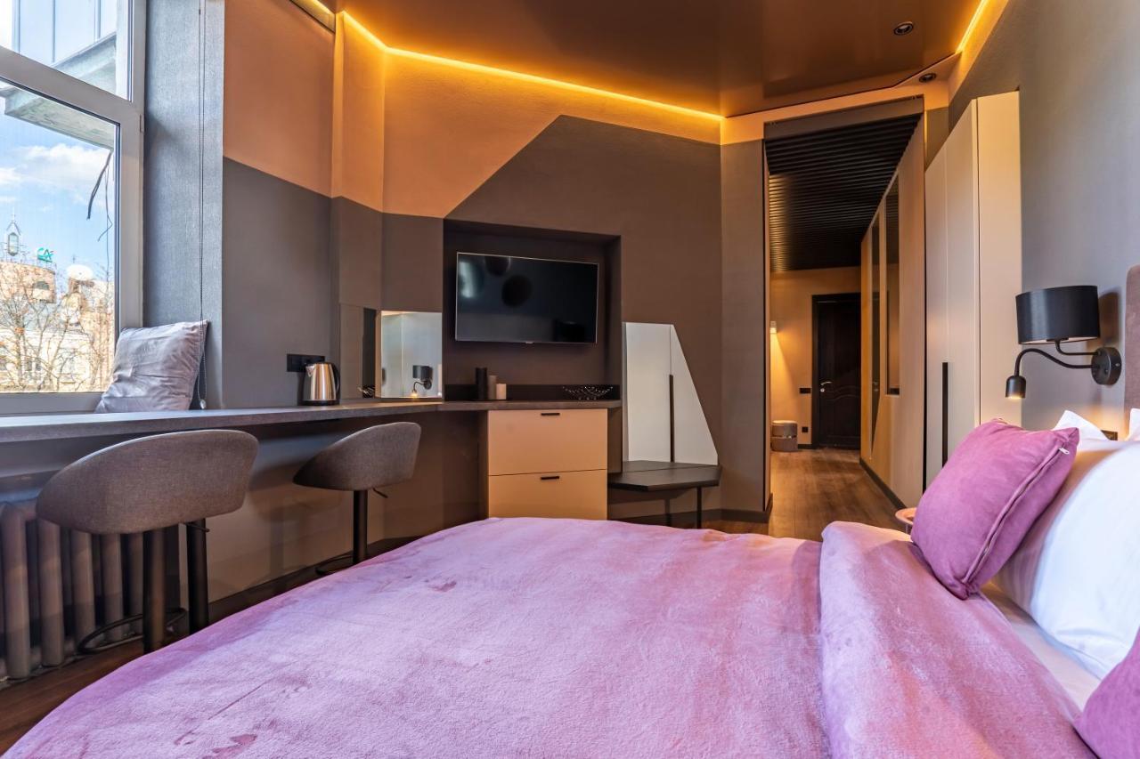 Luxury Across Arena Complex Apartment