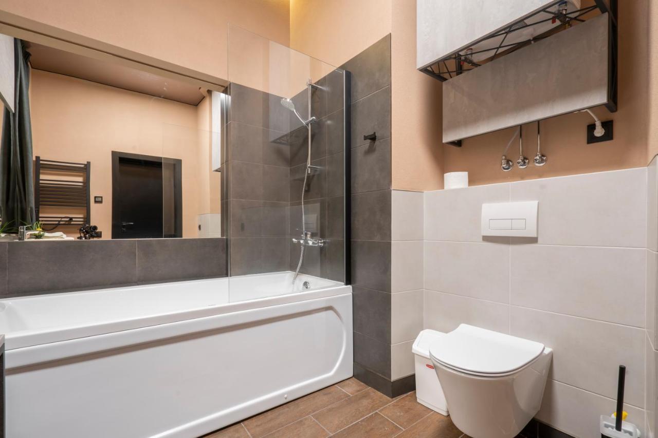 Luxury Across Arena Complex Apartment